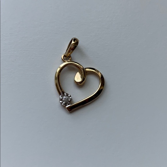 10k Gold Heart Pendant with single Diamond - Picture 2 of 5